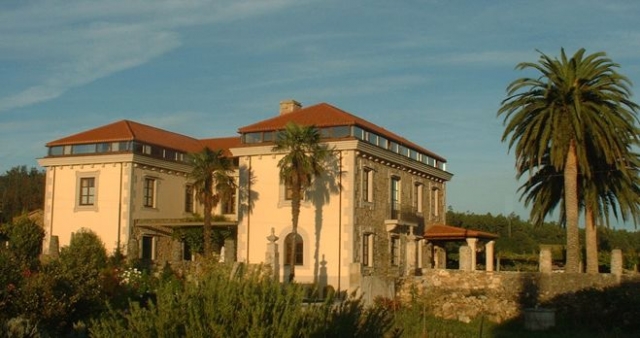 gran casa entre palmeras y vinedos